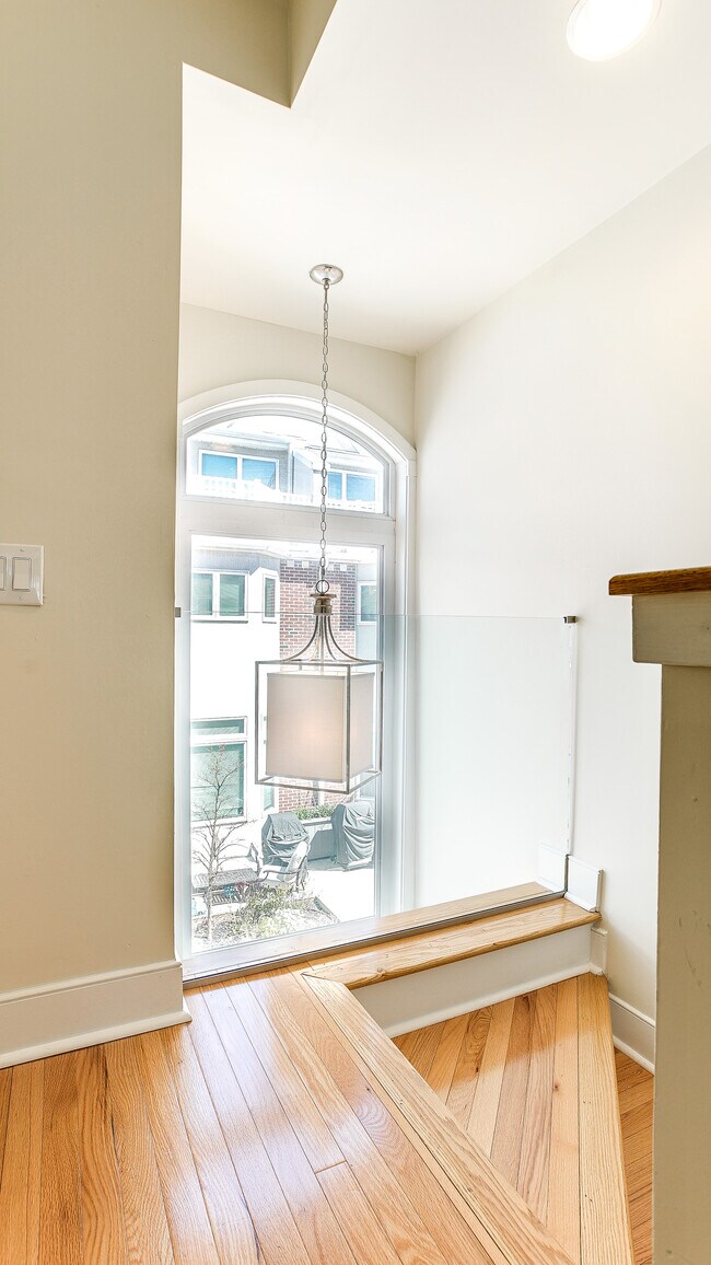 Building Photo - 317 Montrose St