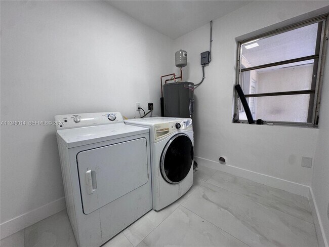 Building Photo - 1706 N 45th Ave