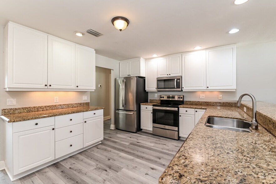 Building Photo - 2228 Treehaven Cir