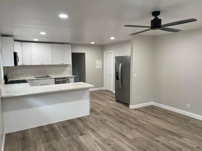 Building Photo - 1010 Cypress Ave