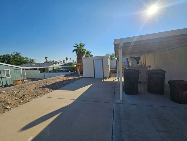 Building Photo - Large 3 bed/2 bath manufactured home in de...