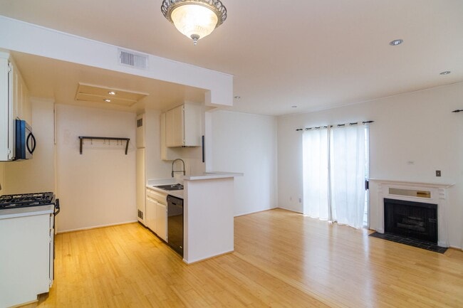 Building Photo - PRIME LOCATION FOR 2 BEDROOM/2.5 BATHROOM ...
