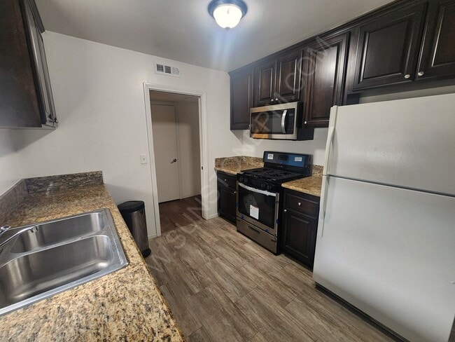 Building Photo - 3 bedroom, 2 bathroom