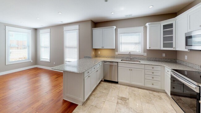 Building Photo - 4BR in Fort Sanders with Parking! | Walk t...