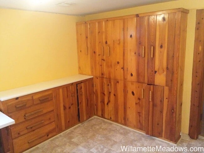 Building Photo - Amazing 4 Bedrooms, 2 Bathrooms, House in South Salem