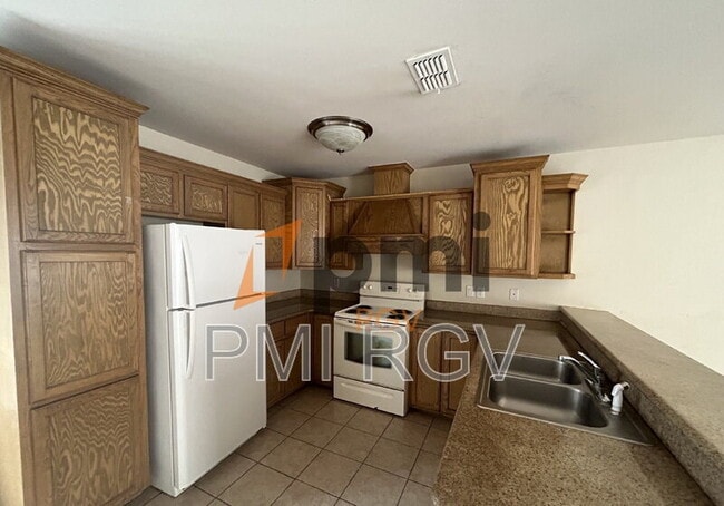 Building Photo - 3902 S Radisson Ave
