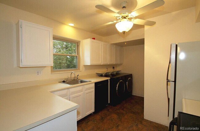 Building Photo - 3 bed 2 bath Condo in Centennial!