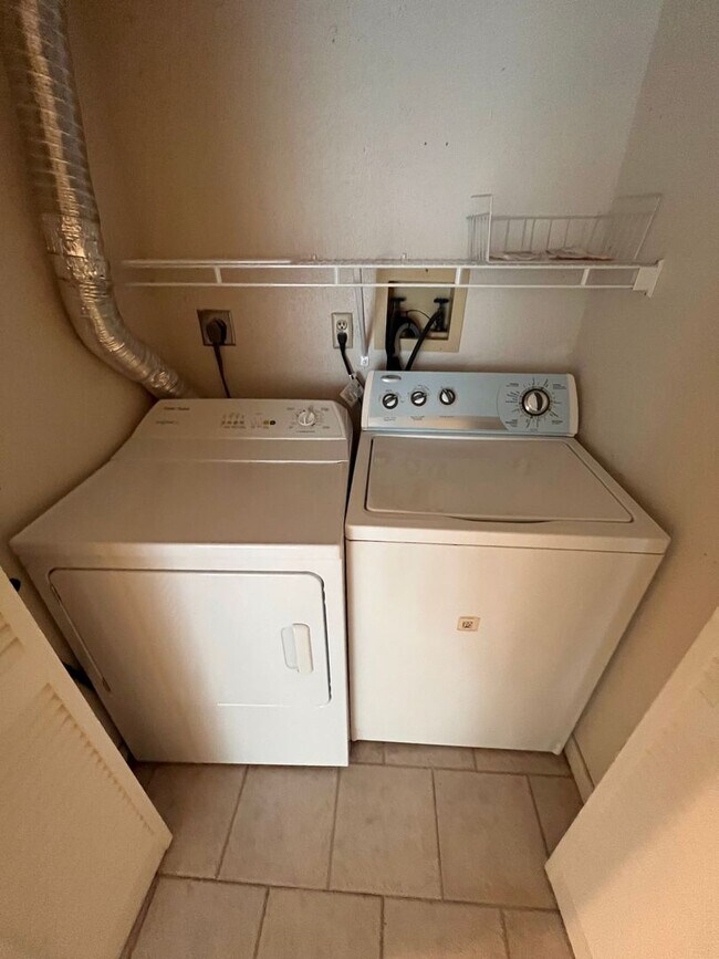 Building Photo - Two Bed, Two Full Bath Condo in Portsmouth...