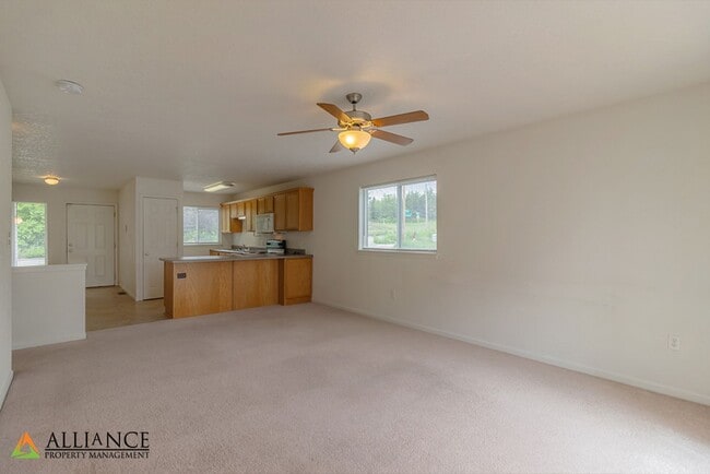 Building Photo - Balcony & Walkout Basement!