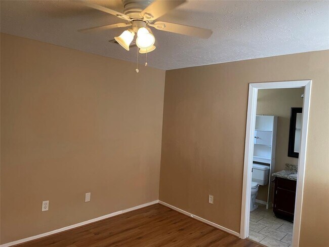 Building Photo - 1011 E Brompton Dr