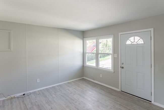 Building Photo - THREE BEDROOM/ONE BATH - CONVENIENT LOCATION!