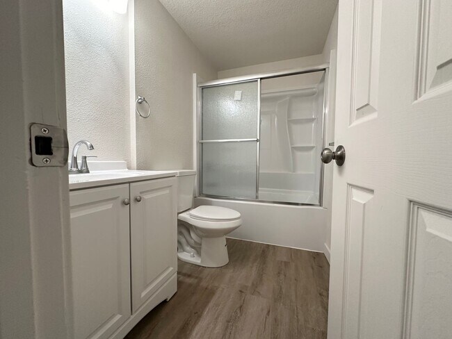 Building Photo - 3 Bedroom Cornelius Duplex, with Lots of U...
