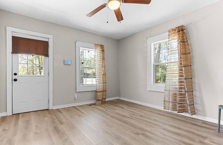 Building Photo - 2164 Monroe Ave