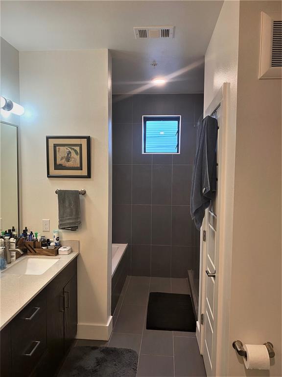 Building Photo - 1615 E 7th St