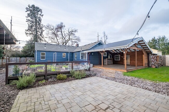 Building Photo - Charming 3-Bed 2 Bath Home with Spectacula...