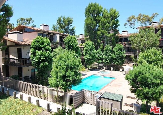 Building Photo - 7217 Marina Pacifica Dr S