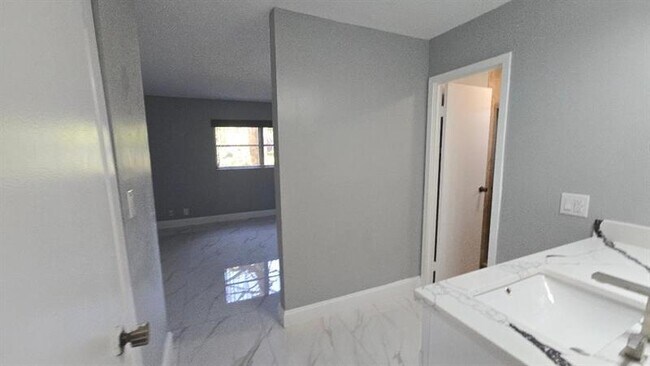 Building Photo - 3000 Riverside Dr