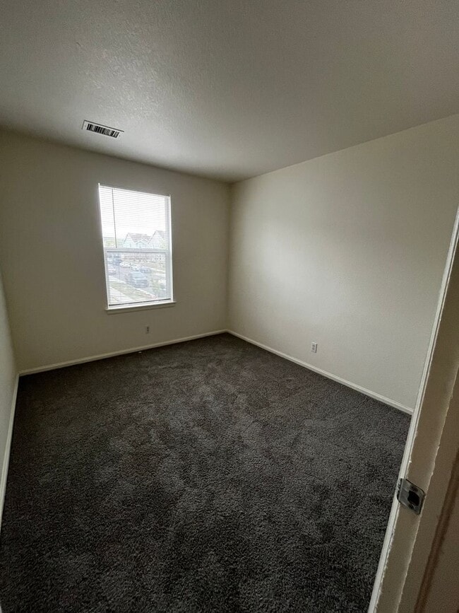 Building Photo - Grant Ranch 3 Bedroom 2.5 Bathroom Townhome available NOW!