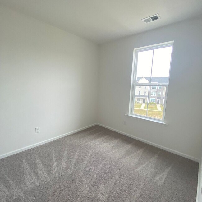 Building Photo - BRAND NEW TOWHOME IN FOXBANK PLANTATION