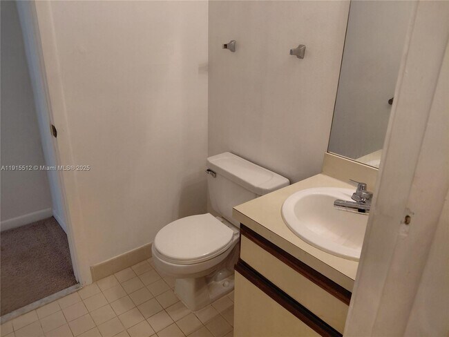 Building Photo - 999 Hamilton Dr