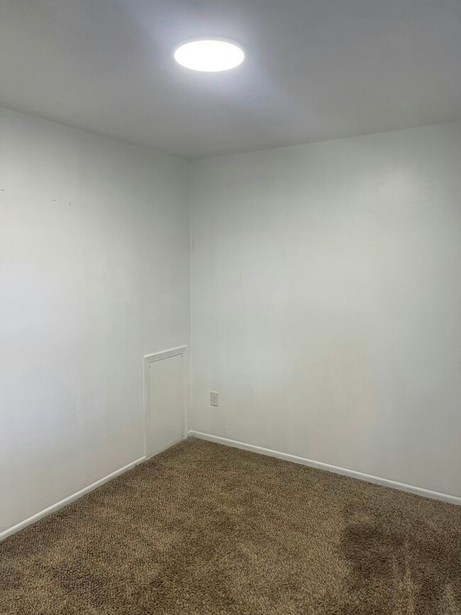 Building Photo - 4161 W Ridge Rd