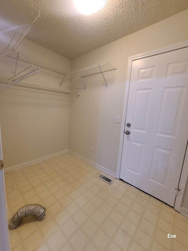 Building Photo - 2733 Airwood Dr