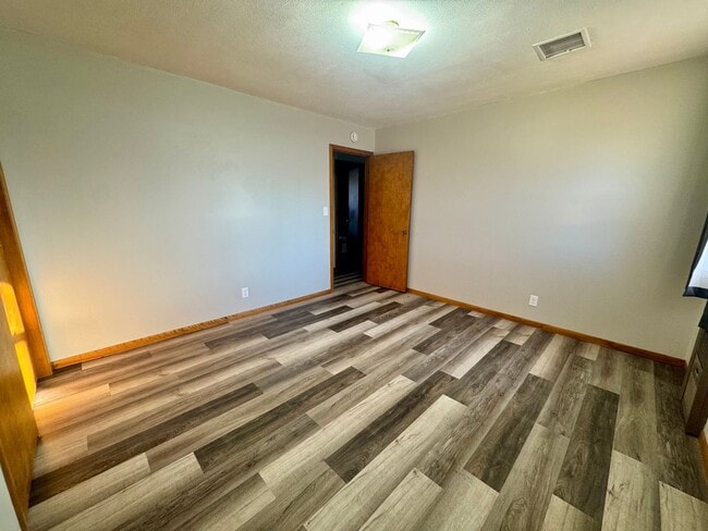 Building Photo - 4 bed, 2 bath acreage in Pickrell area