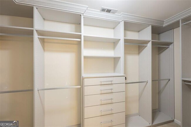 Building Photo - 2404 Gablewood Dr NE
