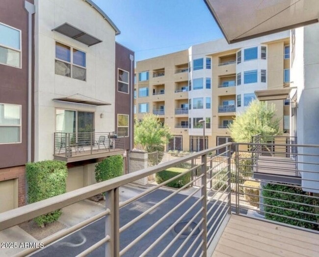 Building Photo - 525 W Lakeside Dr