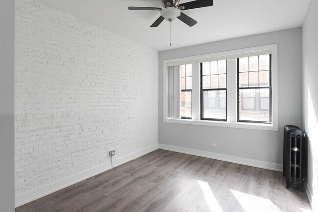 Building Photo - 7624 N Eastlake Terrace