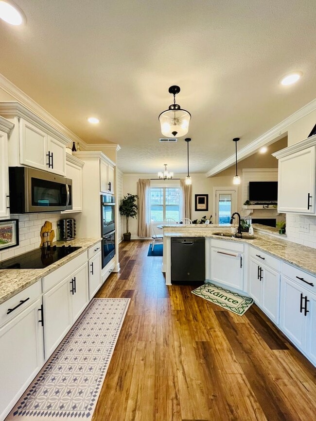Building Photo - Georgous Large Open Floor Plan Home with Easy Commute to Nashville