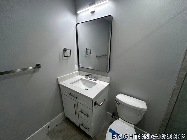 Building Photo - 124 Kenrick St