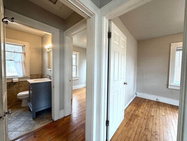 Building Photo - Cozy 2 Bedroom Single Family Home- Near Bellevue Wi