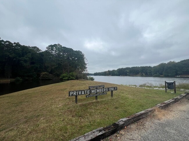 Building Photo - 3 bedroom 2 bathroom single level home in ...
