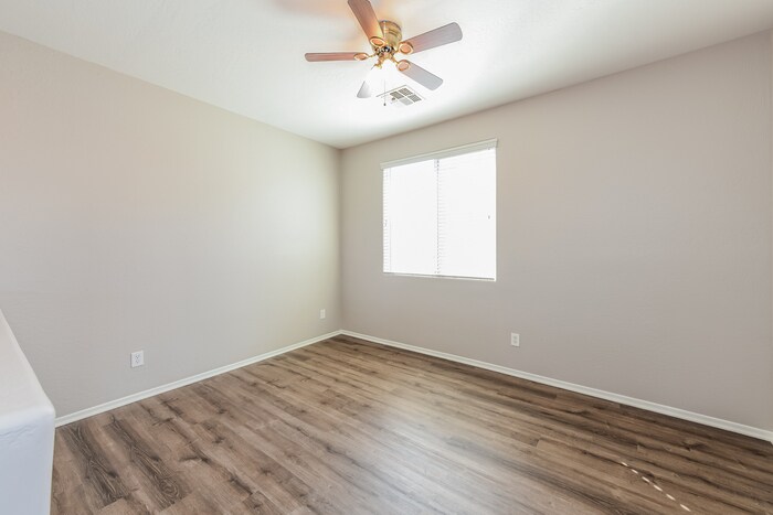 Building Photo - 10575 E Primrose Ln