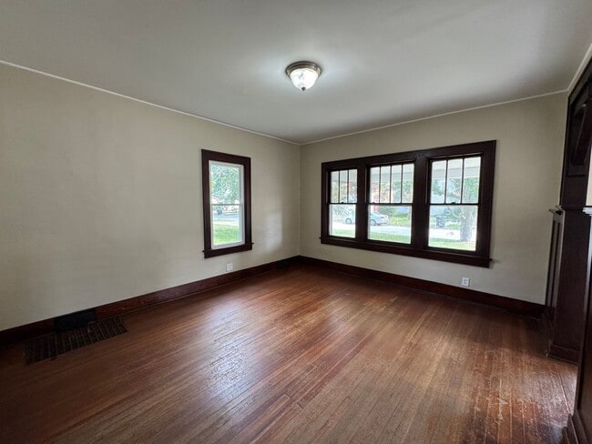 Building Photo - 4 bedroom 1.5 bath Home in Moline