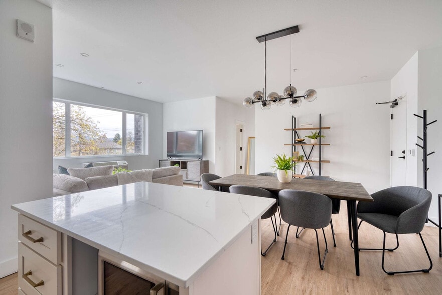 Building Photo - 4980 N Vancouver Ave