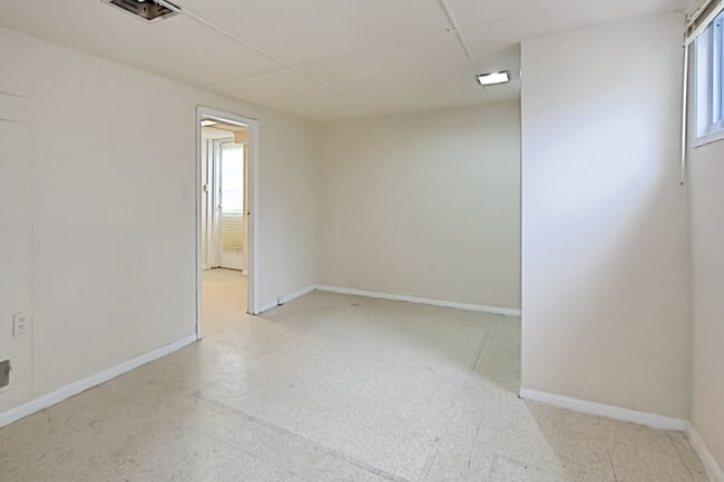 Building Photo - Blocks to Crystal City Metro and just minutes to Washington, D.C. via the 14th Street Bridge