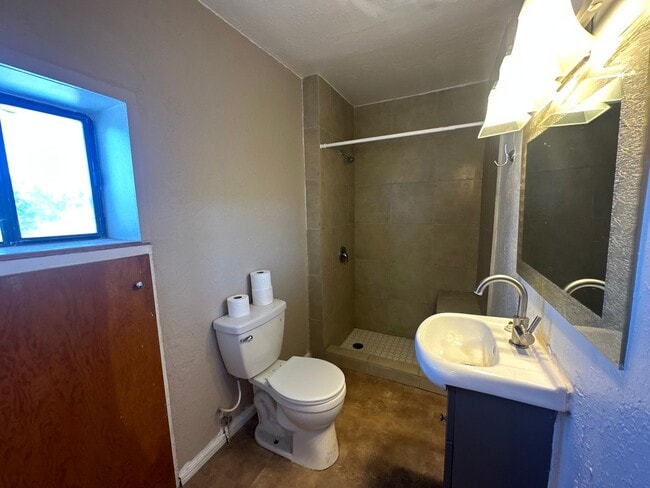 Building Photo - 2 bedroom 1 bathroom house for rent in Blanco