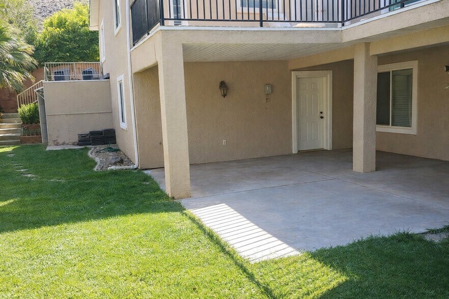 Building Photo - 1024 Shadow Point Dr