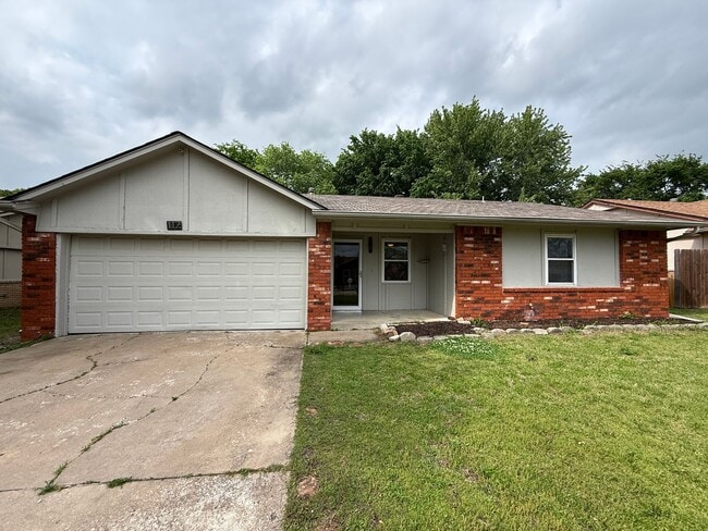 Building Photo - Three Bedroom, 2 Bath large Yard