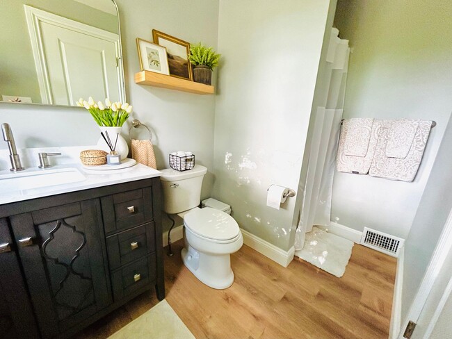 Building Photo - 1 Mile to Country Club! Sleeps 10!