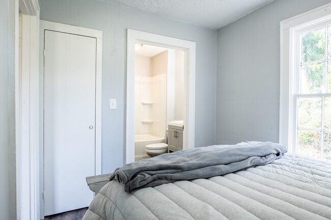 Building Photo - 1005 Greens Lake Rd