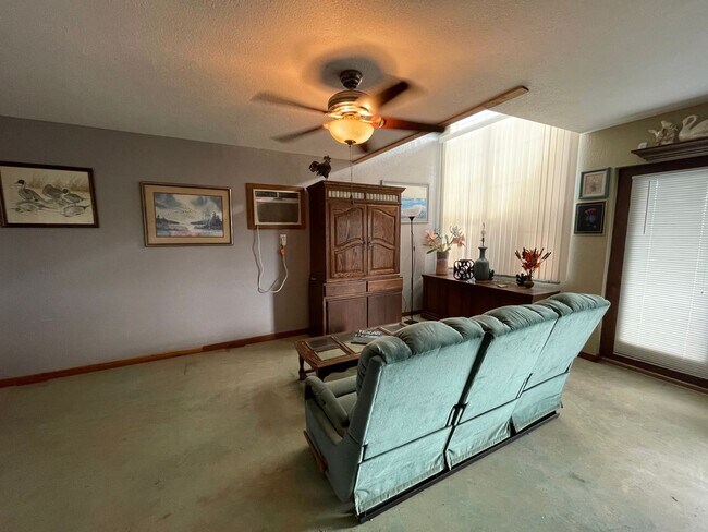 Building Photo - NEW ON MARKET // ALL BILLS PAID !