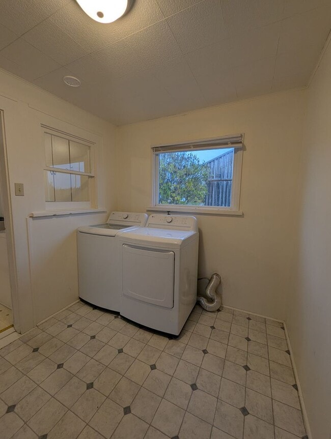 Building Photo - $600 Move In Credit! Charming Country Home in Silver Creek