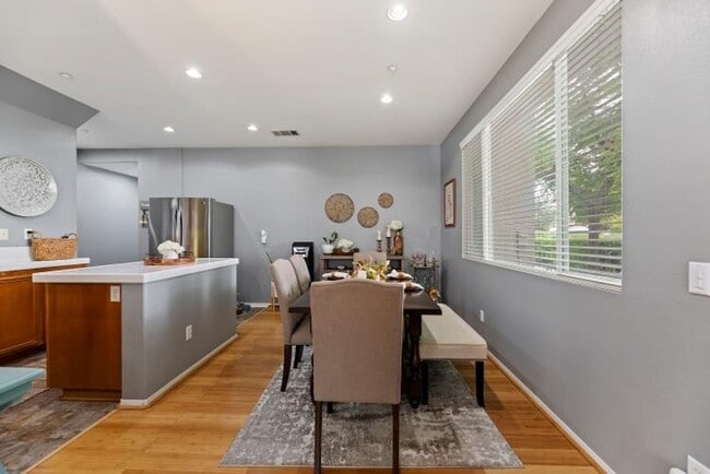 Building Photo - Beautiful 3 bedroom townhouse available fo...