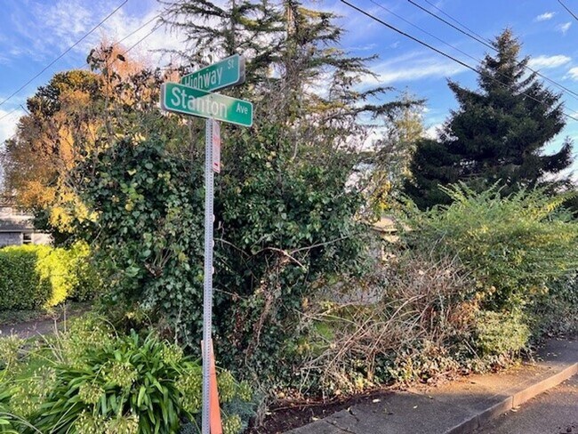 Building Photo - 1918