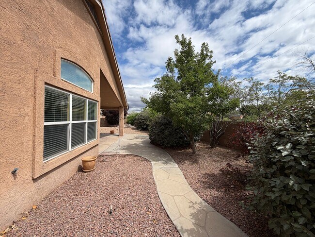 Building Photo - 3 Bedroom Single Story Home Available Near Dellyne Ave NW & Unser Blvd NW!