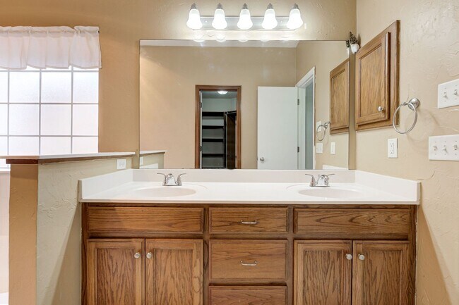 Building Photo - Gorgeous 3 bedroom 2 Bath Home in the Heart of Edmond
