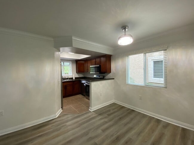 Building Photo - Beautifully Renovated 1-Bedroom Condo in R...
